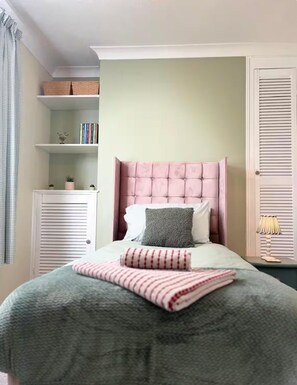 3 bedrooms, desk, iron/ironing board, free WiFi