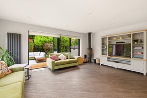 Smart TV, fireplace - New! Central 3BR near Kenilworth Castle and A46 (Kenilworth)