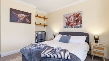 3 bedrooms, desk, iron/ironing board, free WiFi