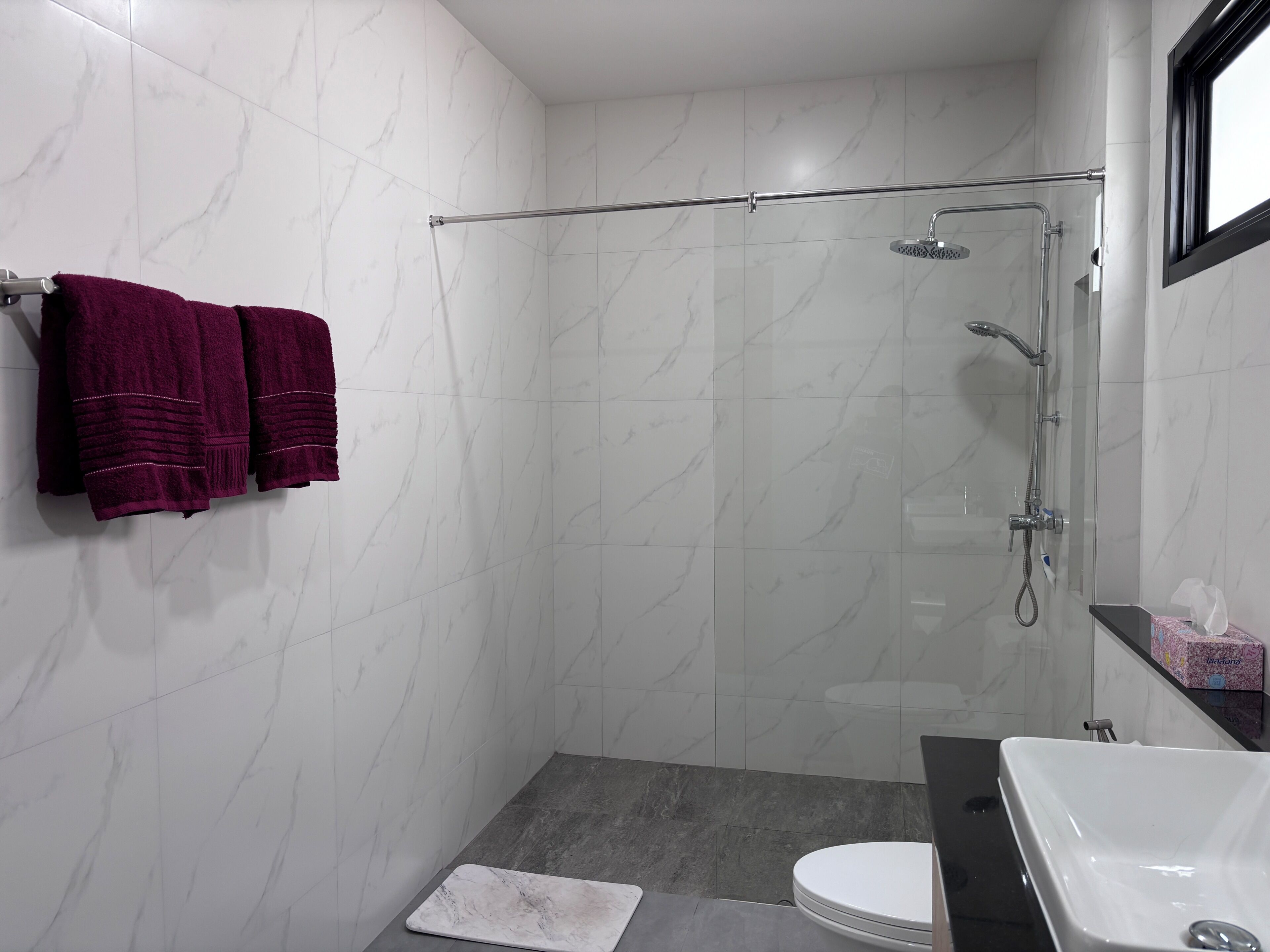 Haartrockner, Handtücher, Seife, Toilettenpapier