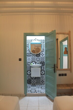 Hair dryer, towels, toilet paper - 3 Bedroom Riad in Secure Residence: Pool, AC & Free Parking - Family Friendly! (Marrakech)
