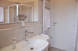 Douche, bidet, serviettes fournies, savon