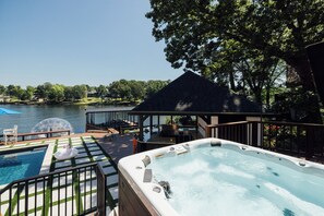Bain à remous extérieur