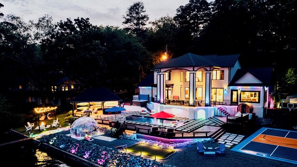 A modern house with a swimming pool, outdoor seating, and a large umbrella. - The Superstar | Waterfront Pool & Pickleball (Hot Springs National Park)