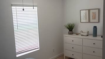 Iron/ironing board, WiFi, bed sheets