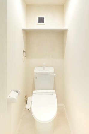 Shower, hair dryer, towels, toilet paper - 2025 New | Libenest Tamade 1F | 3m stn | 6m Namba (大阪市西成区)