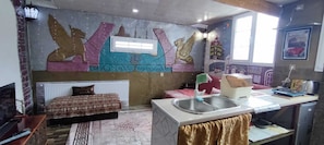 Interior - Voyager. Creative Loft with Terrace Near Boulevard (Bakı)