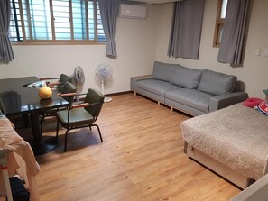Living area - Family House Hongdae (Seoul)