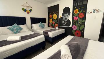 Tabla de planchar con plancha, wifi y ropa de cama