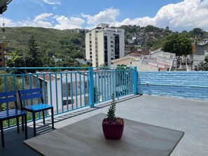 Outdoor dining - Spacious house for groups close to the Dog Park+Wifi+Excellent location (Cali)