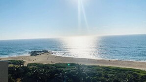 Ein Strand mit blauem Himmel und Sonnenschein.