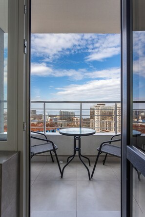 Apartamento de lujo, balcón, vistas al mar | Interior
