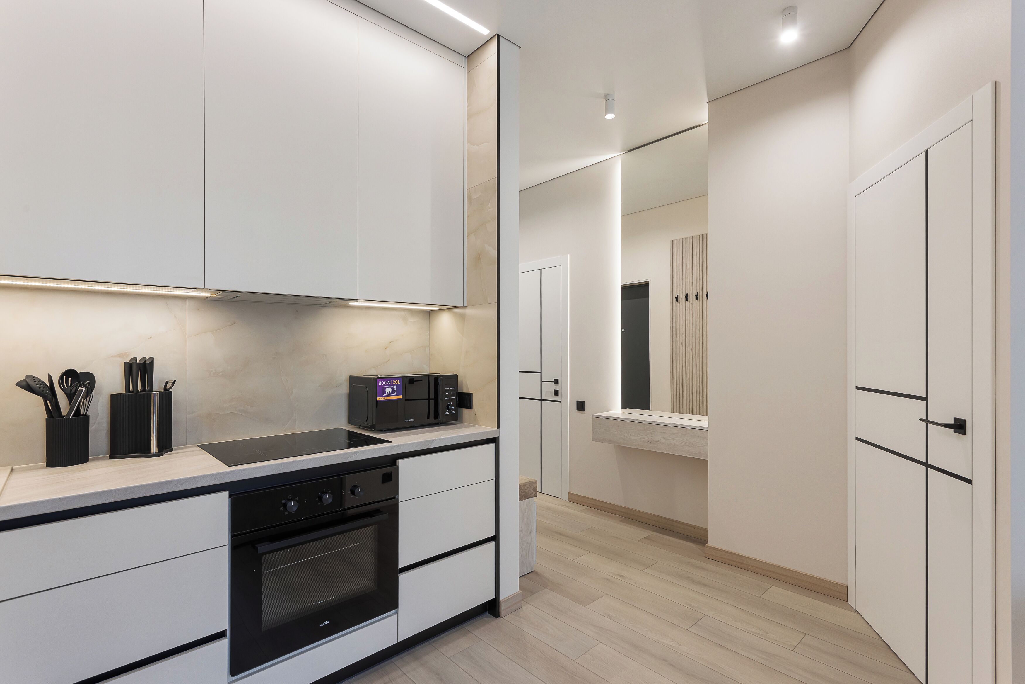 Appartement luxueux, balcon, vue sur la cour intérieure | Four à micro-ondes