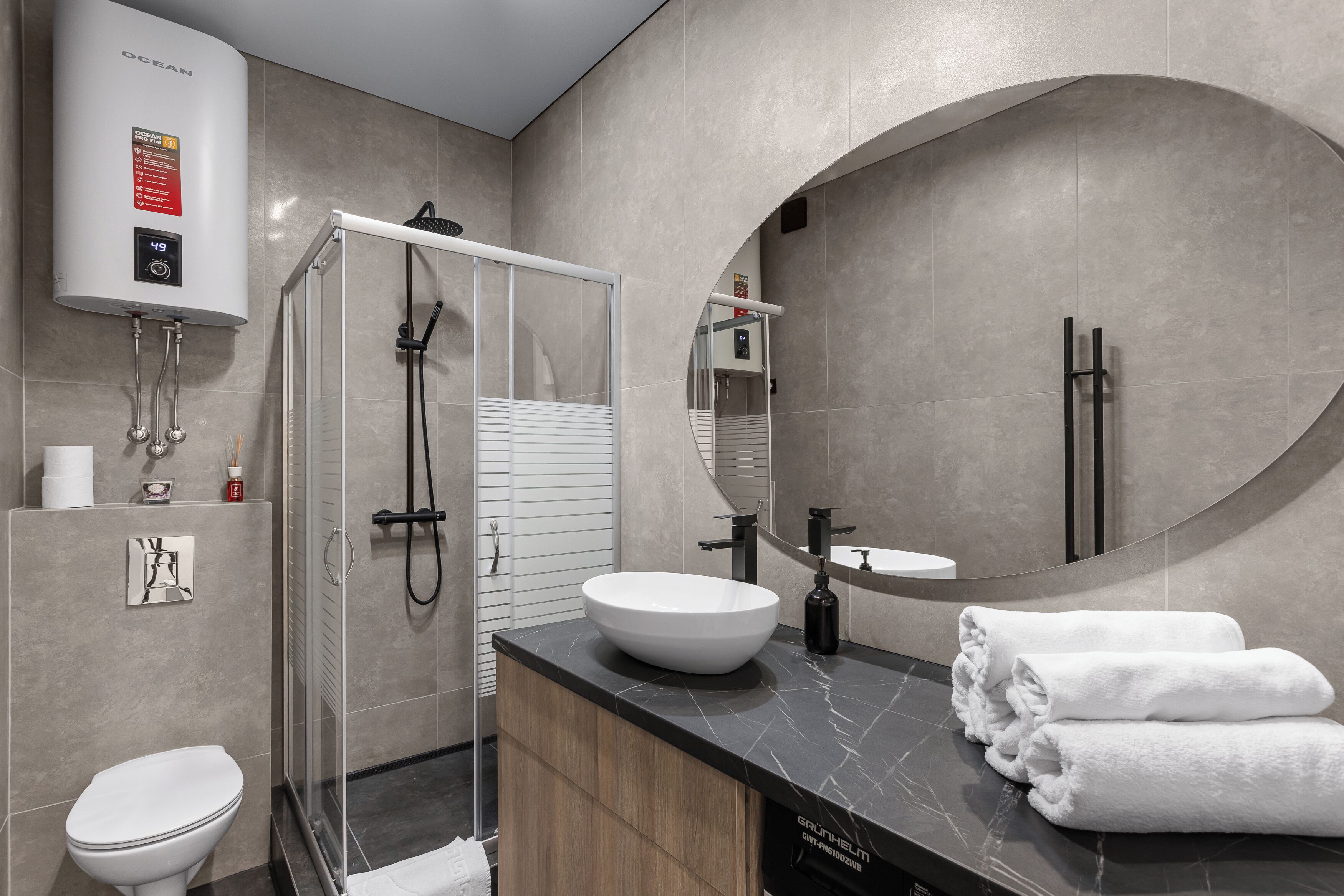 Apartamento de lujo, balcón, vistas al mar | Baño | Ducha, artículos de higiene personal gratuitos y secador de pelo