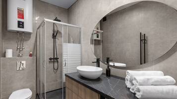 Apartamento de lujo, balcón, vistas al mar | Baño | Ducha, artículos de higiene personal gratuitos y secador de pelo
