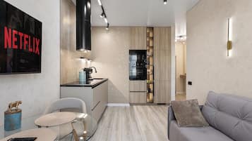 Departamento de lujo, balcón, vista al mar | Área de sala de estar