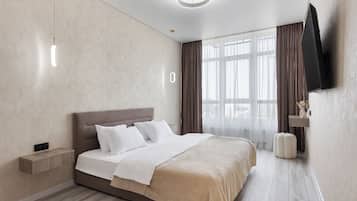 Apartamento de lujo, balcón, vistas al mar | Cortinas opacas, tabla de planchar con plancha, wifi gratis