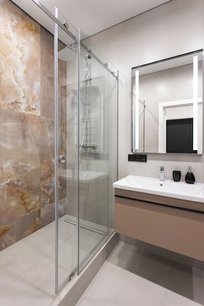 Luxury Apartment, Balcony, Courtyard View | Bathroom | Shower, free toiletries, hair dryer, slippers - Atmosphera ArCadia Apartments (Odesa)