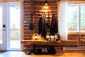 Interior - Log cabin Laurentians | 5 bedrooms | trails, fireplace, spa, pets allowed (Sainte-Lucie-des-Laurentides)