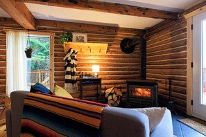 Smart TV - Log cabin Laurentians | 5 bedrooms | trails, fireplace, spa, pets allowed (Sainte-Lucie-des-Laurentides)