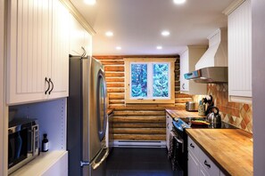 Private kitchen - Log cabin Laurentians | 5 bedrooms | trails, fireplace, spa, pets allowed (Sainte-Lucie-des-Laurentides)