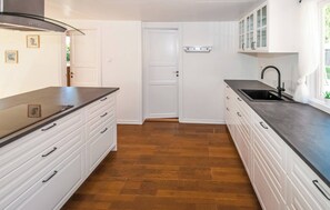 Private kitchen - Cozy vacation home by the lake in southern Sweden (Hallaryd)