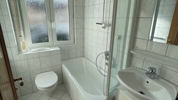 Haartrockner, Handtücher, Seife, Toilettenpapier