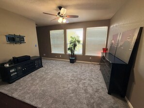 Interior - Hill Country Oasis - Spacious 4-bedroom house in charming San Antonio with AC (San Antonio)