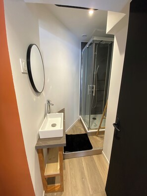 Serviettes fournies, papier toilette