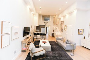 Living area - Logan Circle Loft | Rooftop Deck & City Views (Washington)