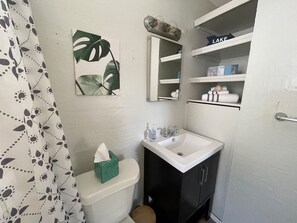 Secadora de cabello, toallas, jabón, papel de baño 