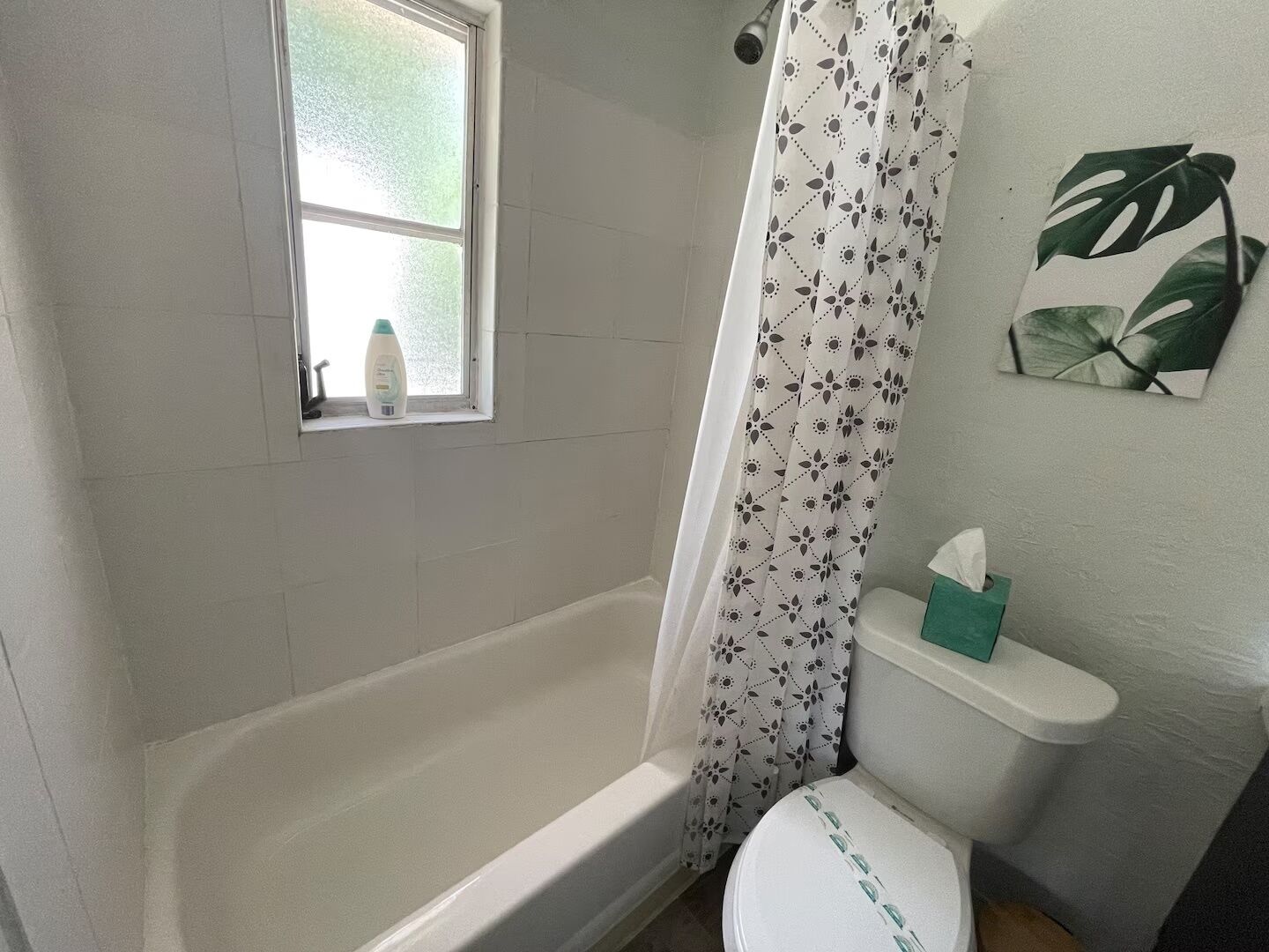 Sèche-cheveux, serviettes fournies, savon, papier toilette