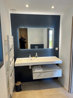 Bathroom - Vrbo Property (Saint-Raphaël)