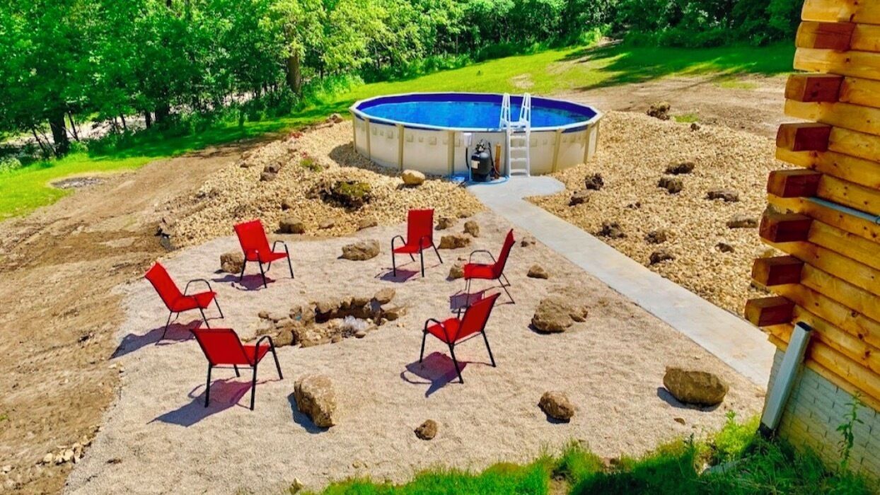 Una piscina al aire libre