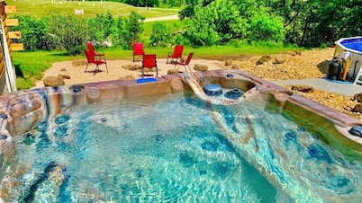 Wexford Hollow 6 BR Cabin with Swimming Pool & Hot Tub