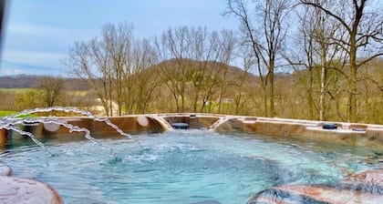 Wexford Hollow 6 BR Cabin with Swimming Pool & Hot Tub