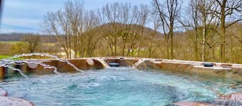 Wexford Hollow 6 BR Cabin with Swimming Pool & Hot Tub