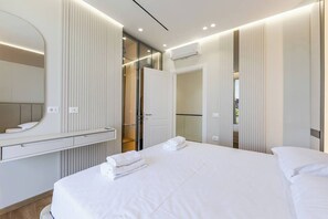Planxa i posts de planxar, wifi i roba de llit 