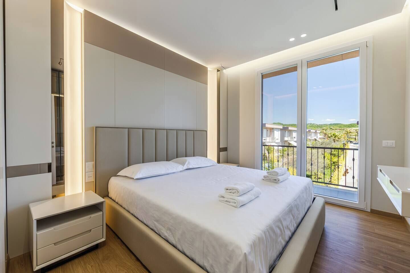 Tabla de planchar con plancha, wifi y ropa de cama 