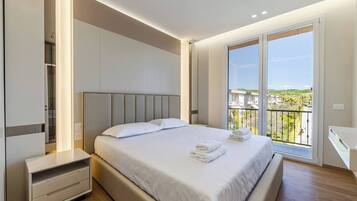 Tabla de planchar con plancha, wifi y ropa de cama