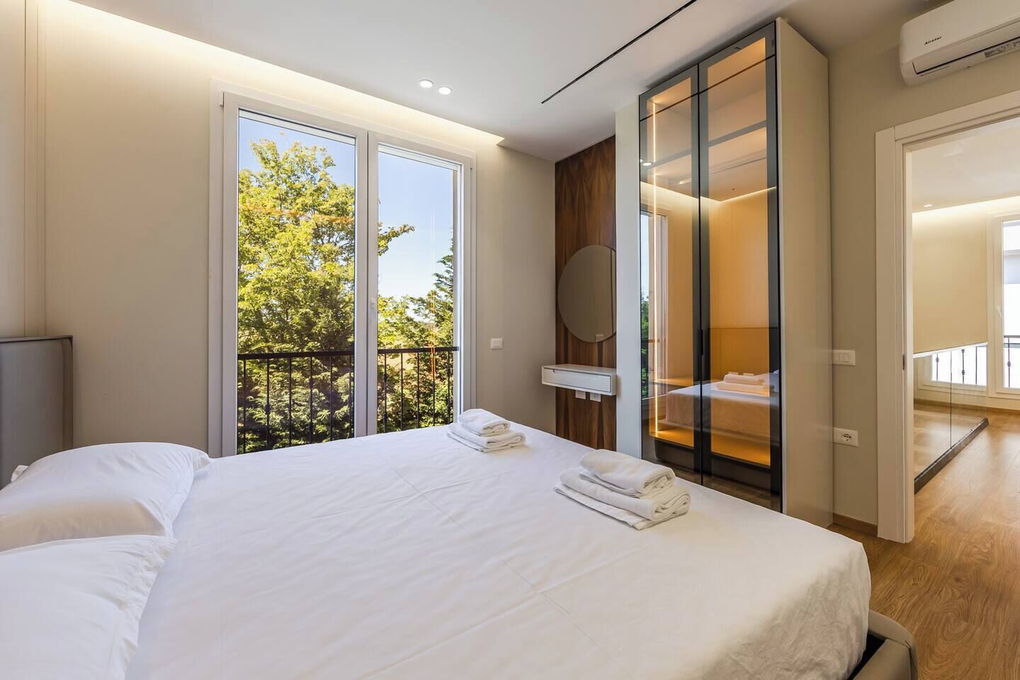 Tabla de planchar con plancha, wifi y ropa de cama 