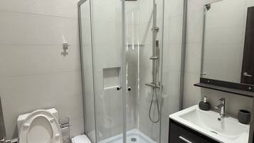 Regadera, toallas, jabón, papel de baño