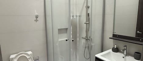 Douche, serviettes fournies, savon, papier toilette