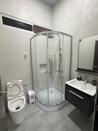 Shower, towels, soap, toilet paper. Luxury Tropical Villa/ 2 Private Pools/ Sleeps 12/ Near Manuel Antonio Park