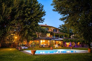 A villa with a swimming pool, surrounded by trees and outdoor seating areas. - Apartment in Castelnuovo Berardenga (Castelnuovo Berardenga)
