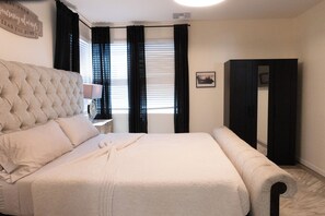 4 chambres, coffres-forts dans les chambres, bureau
