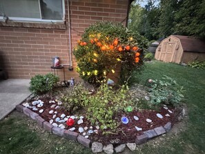Property grounds - Cozy 2-bedroom bungalow in upscale Toledo with 65” TV and fitness equipment. (Toledo)