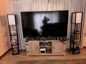 Interior - Cozy 2-bedroom bungalow in upscale Toledo with 65” TV and fitness equipment. (Toledo)