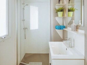 Mobile Home | Bathroom - Premium Coastal Lodge Escape for 6 (Brtonigla)