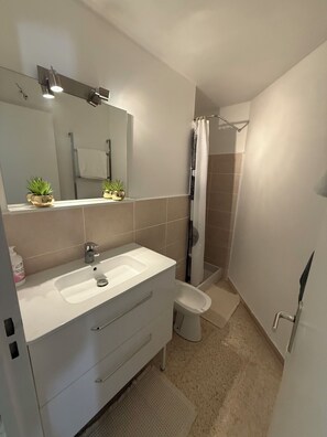 Bathroom - Vrbo Property (Le Grau-du-Roi)